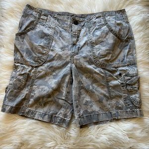 Eddie Bauer Gray/Green Floral Camo Ripstop Cargo Shorts Women’s Size 10